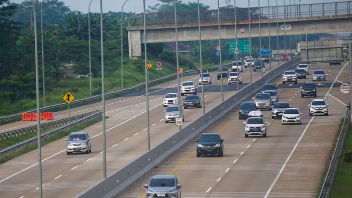 Sejumlah kendaraan melintas di Jalan Tol Semarang-Batang, Kabupaten Batang, Jawa Tengah, Rabu (26/4/2023). Arus balik pada H+4 Lebaran dari arah Jawa Tengah menuju Jakarta terpantau ramai lancar dengan pemberlakuan satu arah hingga pukul 24.00. ANTARA FOTO/Harviyan Perdana Putra/tom.