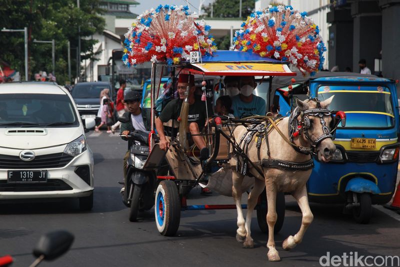 Kawasan Kota Tua Jakarta ramai dikunjungi wisatawan pada libur sekolah ini. Sebagian mereka menyewa delma wisata untuk berkeliling Kota Tua.