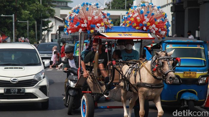 Kawasan Kota Tua Jakarta ramai dikunjungi wisatawan pada libur sekolah ini. Sebagian mereka menyewa delma wisata untuk berkeliling Kota Tua.