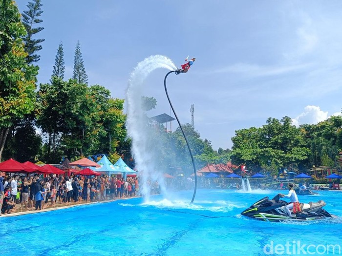 Atlet fly board asal Bali dan Jakarta unjuk gigi di kolam renang Owabong, Kabupaten Purbalingga, Kamis (27/4/2023).