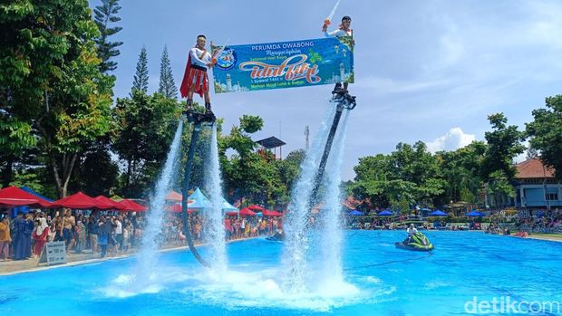 Atlet fly board asal Bali dan Jakarta unjuk gigi di kolam renang Owabong, Kabupaten Purbalingga, Kamis (27/4/2023).