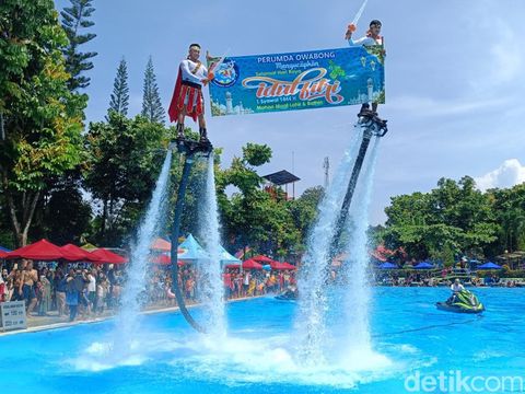 Atlet fly board asal Bali dan Jakarta unjuk gigi di kolam renang Owabong, Kabupaten Purbalingga, Kamis (27/4/2023).
