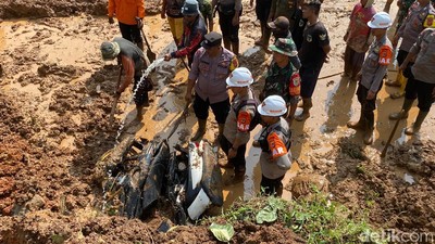 Penampakan Evakuasi Sepeda Motor dari Timbunan Longsor di Bandung