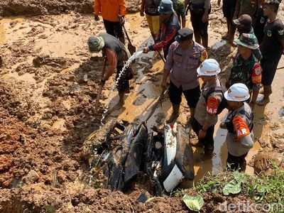 Penampakan Evakuasi Sepeda Motor dari Timbunan Longsor di Bandung