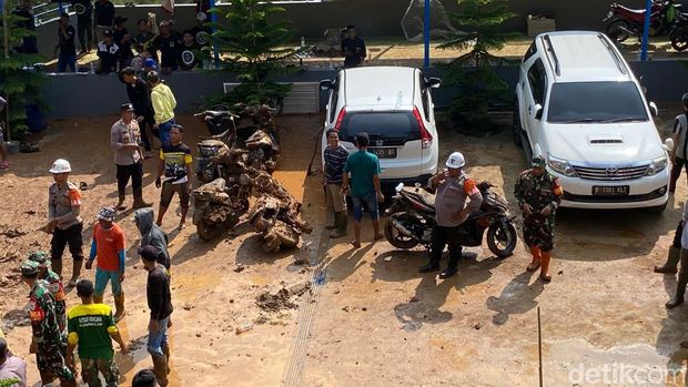 Bencana longsor terjang Kampung Sanding, Desa Sindangsari, Kecamatan Paseh, Kabupaten Bandung, Rabu (26/4)