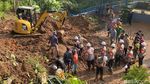 Penampakan Evakuasi Sepeda Motor dari Timbunan Longsor di Bandung