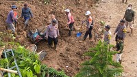 Sejumlah sepeda motor tertimbun, hingga Kamis (27/4/2023) pagi ara sekitar tujuh unit sepeda motor tertimbun. (Foto: Wisma Putra/detikJabar)