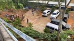 Penampakan Evakuasi Sepeda Motor dari Timbunan Longsor di Bandung
