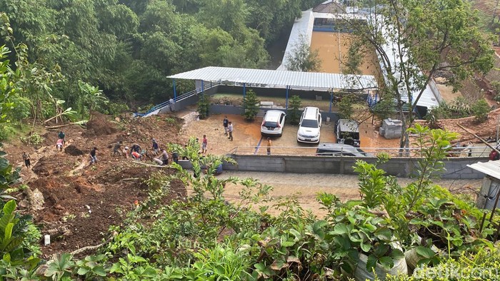 Bencana longsor terjang Kampung Sanding, Desa Sindangsari, Kecamatan Paseh, Kabupaten Bandung, Rabu (26/4)
