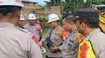 Penampakan Evakuasi Sepeda Motor dari Timbunan Longsor di Bandung