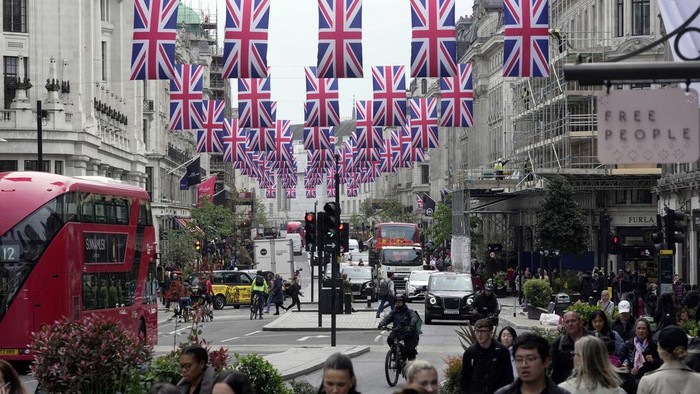 Upacara penobatan Raja Charles akan digelar pada 6 Mei 2023. Bendera-bendera Britania Raya pun mulai dikibarkan untuk menyambut upacara penobatan tersebut.