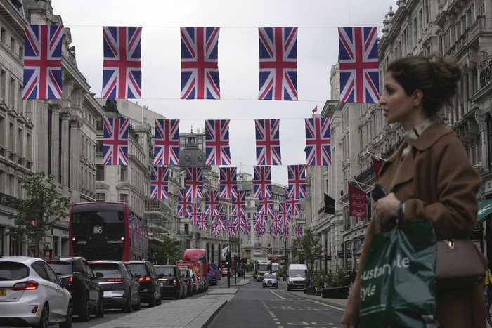 Upacara penobatan Raja Charles akan digelar pada 6 Mei 2023. Bendera-bendera Britania Raya pun mulai dikibarkan untuk menyambut upacara penobatan tersebut.