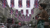 Bendera Britania Raya dikibarkan untuk menyemarakkan upacara penobatan Raja Charles III, Rabu (26/4/2023).