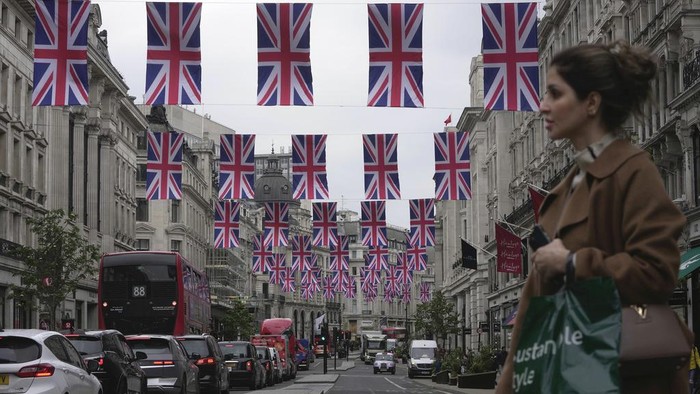 Bendera Britania Raya Hiasi Kota London Jelang Penobatan Raja Charles Upacara penobatan Raja Charles akan digelar pada 6 Mei 2023. Bendera-bendera Britania Raya pun mulai dikibarkan untuk menyambut upacara penobatan tersebut.