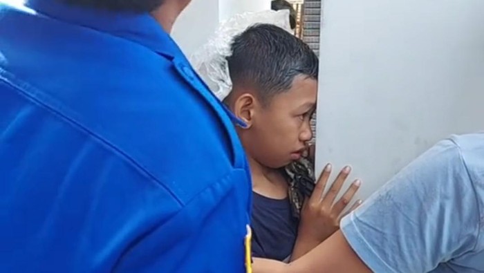 Bocah madiun terjepit pilar beton rumahnya.