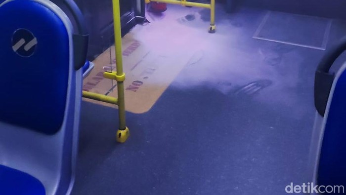 Bus Transj Koridor 13D berasap, 27 April 2023. (Marlinda Oktavia E/detikcom)