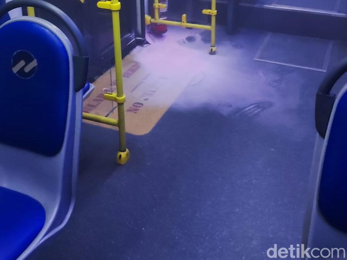 Bus Transj Koridor 13D berasap, 27 April 2023. (Marlinda Oktavia E/detikcom)