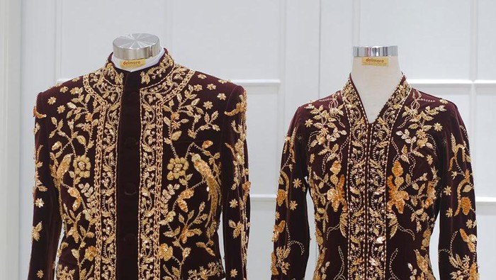 Busana resepsi Tri Suaka-Nabila berbahan beludru warna merah marun.