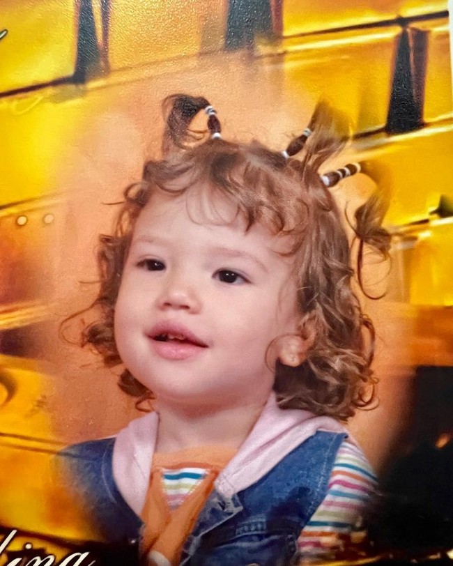 Sepertinya aku sudah mewarnai rambut dan menyuntik bibirku dan seperti yang kalian lihat dari foto aku pasti sudah melakukannya sejak bayi, tulisnya secara sarkasme.Foto: Instagram