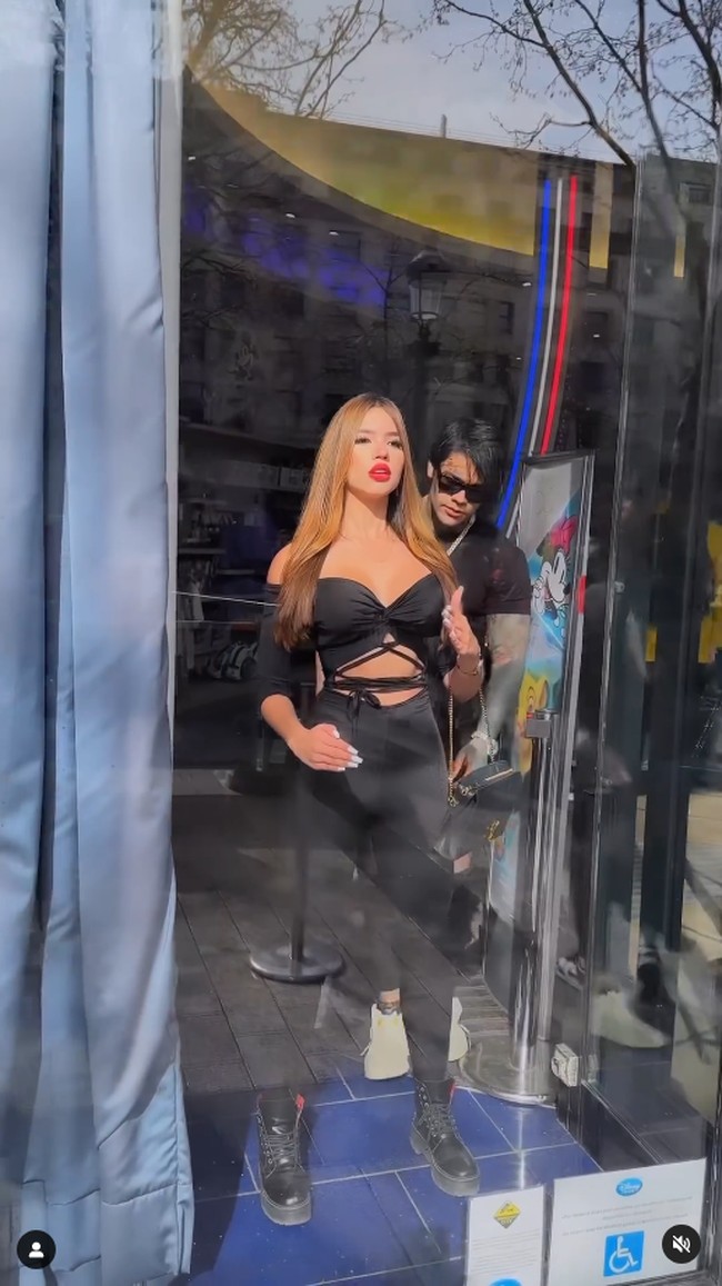 Setelah mendapat komentar tersebut, Carolina membuat sebuah video dengan pacarnya di mana ia berpura-pura jadi boneka seks. Dalam postingan, pacar Carolina pura-pura membawanya dari display di toko Disney kemudian membawanya ke restora.Foto: Instagram