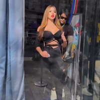 Setelah mendapat komentar tersebut, Carolina membuat sebuah video dengan pacarnya di mana ia berpura-pura jadi boneka seks. Dalam postingan, pacar Carolina pura-pura membawanya dari display di toko Disney kemudian membawanya ke restora.Foto: Instagram