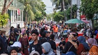 Meski cuti bersama lebaran usai, kawasan cagar budaya yang dibangun pada abad-17 oleh pemerintah kolonial Belanda tersebut masih dipadati wisatawan.