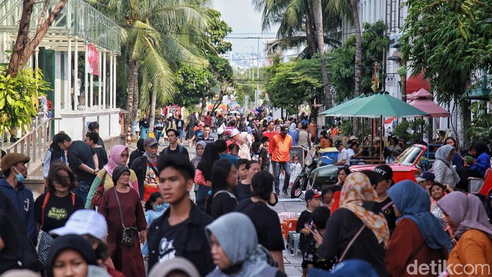 Cuti Lebaran Usai, Hiruk-pikuk Wisata Kota Tua Masih Terasa Meski cuti bersama lebaran usai, kawasan Kota Tua Jakarta masih ramai dengan wisatawan. Hal ini disebabkan masih berlangsungnya libur sekolah.