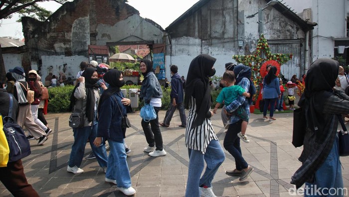 Cuti Lebaran Usai, Hiruk-pikuk Wisata Kota Tua Masih Terasa Meski cuti bersama lebaran usai, kawasan Kota Tua Jakarta masih ramai dengan wisatawan. Hal ini disebabkan masih berlangsungnya libur sekolah.