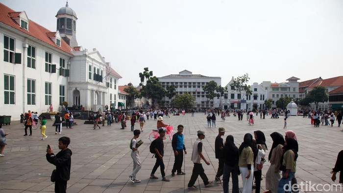Cuti Lebaran Usai, Hiruk-pikuk Wisata Kota Tua Masih Terasa Meski cuti bersama lebaran usai, kawasan Kota Tua Jakarta masih ramai dengan wisatawan. Hal ini disebabkan masih berlangsungnya libur sekolah.