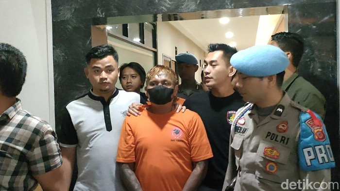 Dadang Buaya kembali masuk bui. Preman yang sangat terkenal di Garut ini ditahan usai menjadi dalang sekaligus pelaku pembacokan dua warga Garut belum lama ini.