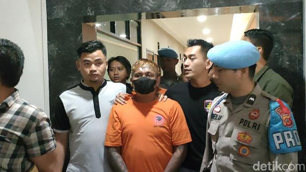 Dadang 'Buaya' kembali masuk bui. Preman yang sangat terkenal di Garut ini ditahan usai menjadi dalang sekaligus pelaku pembacokan dua warga Garut belum lama ini.
