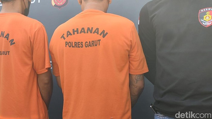 Dadang Buaya, preman kahot dari Garut berbuat onar lagi. Dia membacok dua orang warga tak berdosa hingga mengalami luka parah.