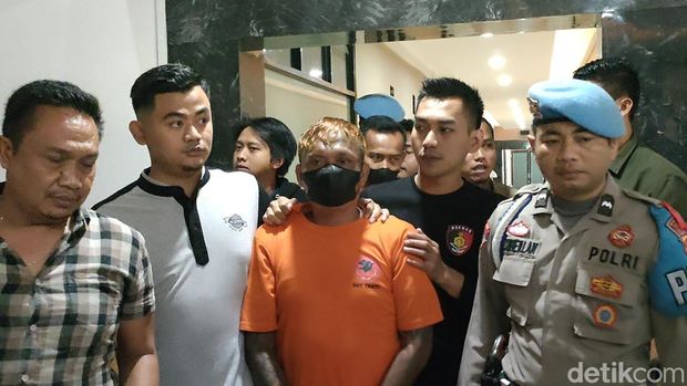Dadang 'Buaya', preman kahot dari Garut berbuat onar lagi. Dia membacok dua orang warga tak berdosa hingga mengalami luka parah.