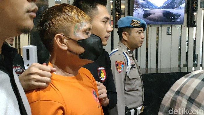 Dadang 'Buaya', preman kahot dari Garut berbuat onar lagi. Dia membacok dua orang warga tak berdosa hingga mengalami luka parah.