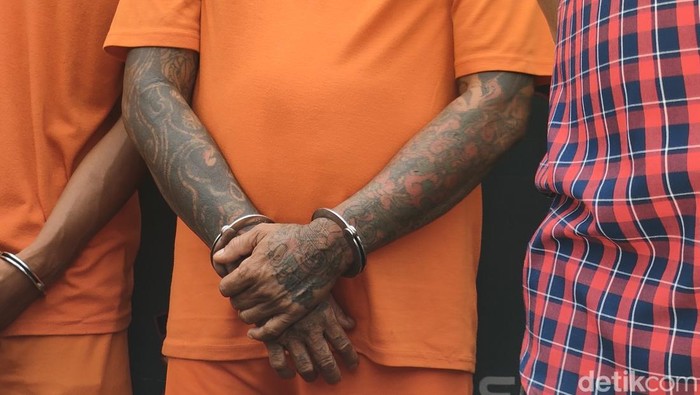 Dadang 'Buaya', preman kahot dari Garut berbuat onar lagi. Dia membacok dua orang warga tak berdosa hingga mengalami luka parah. Dadang 'Buaya', preman kahot dari Garut berbuat onar lagi. Dia membacok dua orang warga tak berdosa hingga mengalami luka parah.