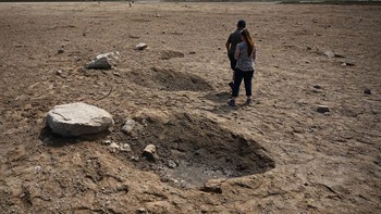 Lubang-lubang semacam kawah terbentuk dari tumbukan puing-puing dan kekuatan Starship, roket terkuat SpaceX. Foto: AFP via Getty Images/PATRICK T. FALLON