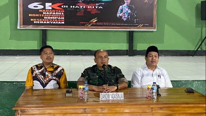 Dandim 1424 Sinjai Letkol Inf Sumardi (tengah) bersama Kepaa Dinas Pendidikan Sinjai Irwan Suaib (kanan), dan Kepala Kemenag Sinjai Jamaris (kiri) saat jumpa pers.
