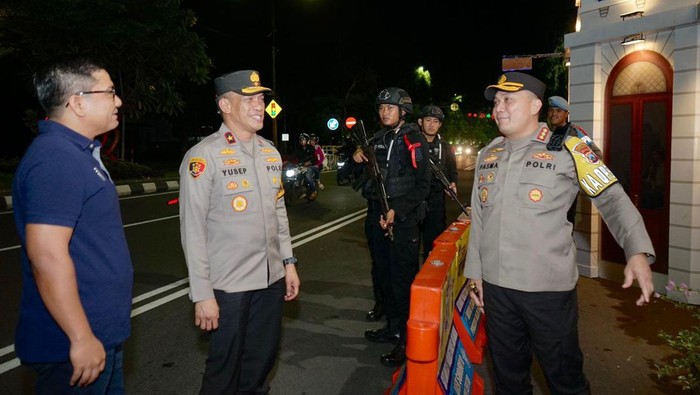 Di Pospol Ini Arus Balik Mudik 2023 Bisa Dipantau Sebanyak 21,3 juta warga melakukan perjalanan arus mudik dan balik selama Lebaran 2023. Pemantauan arus balik bisa dilakukan di Pos Polisi Taman Bungkul, Surabaya.