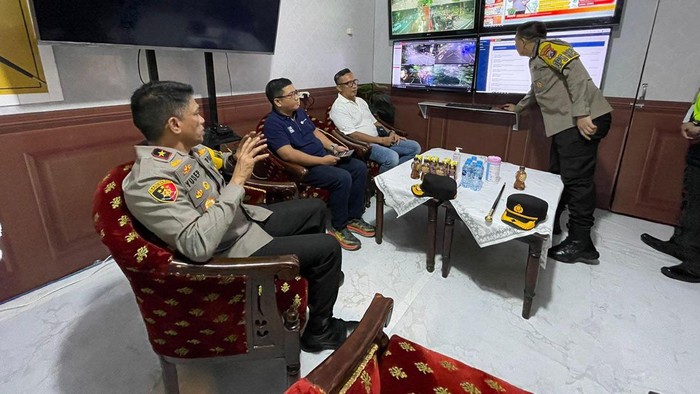 Di Pospol Ini Arus Balik Mudik 2023 Bisa Dipantau Sebanyak 21,3 juta warga melakukan perjalanan arus mudik dan balik selama Lebaran 2023. Pemantauan arus balik bisa dilakukan di Pos Polisi Taman Bungkul, Surabaya.