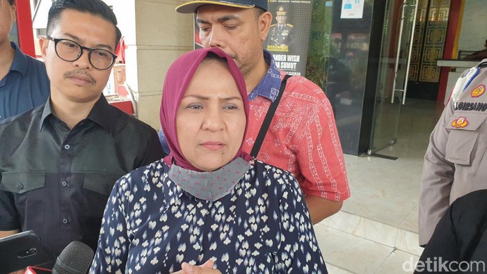 Elvi orangtua korban Ken Admiral saat diwawancarai di Polda Sumut, Kamis (27/4/2023). (Goklas Wisely/detikSumut)
