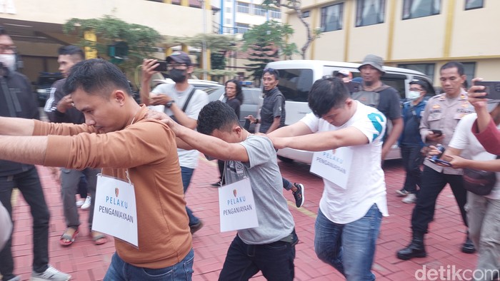 Empat pelaku penganiayaan terhadap keluarga di Bogor. (M Solihin/detikcom)