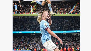 Dengan ramput tergerai Haaland mencetak gol ke gawang arsenal. Foto: Twitter