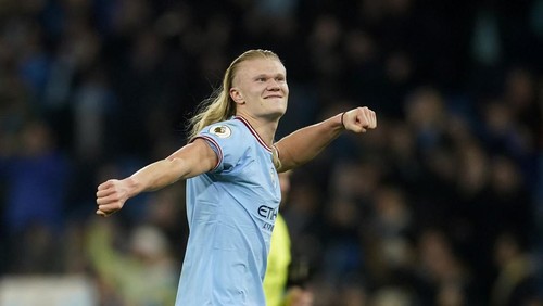 Manchester Citys Erling Haaland celebrates at the end of the English Premier League soccer match between Manchester City and Arsenal at Etihad stadium in Manchester, England, Wednesday, April 26, 2023. Manchester City won 4-1. (AP Photo/Dave Thompson)