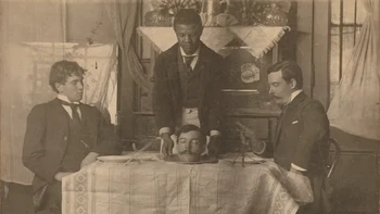 Ada banyak alasan kenapa foto tanpa kepala diganderungi saat itu. Salah satunya dapat memamerkan pakaian terbaru. Foto: Medium/exploring history