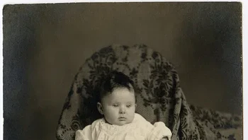 Selama era Victoria, ada tren foto anak tanpa memperlihatkan wajah ibu di foto. Itu bukan karena mereka pemalu di depan kamera. Itu sebenarnya adalah simbol kesopanan dan ketidakegoisan mereka. Foto: Medium/exploring history