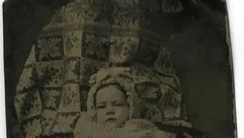 Selama era Victoria, menjadi seorang ibu dianggap sebagai posisi yang paling dihormati bagi seorang wanita, dan wanita diharapkan untuk tidak menonjolkan diri dan memprioritaskan kebutuhan anak mereka di atas kebutuhan mereka sendiri. Foto: Medium/exploring history