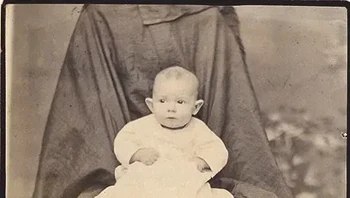 Menampilkan wajah mereka dalam sebuah foto dianggap sebagai bentuk kesombongan, dan diyakini bahwa seorang ibu sejati tidak akan pernah mencari perhatian atau pujian untuk dirinya sendiri.Akibatnya sang ibu musti bersembunyi di belakang anak-anak mereka atau mengintip dari balik tirai, banyak potret keluarga era Victoria akhirnya menyerupai permainan Tebak Siapa. Foto: Medium/exploring history