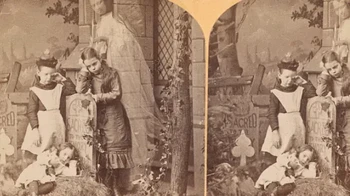 Selain itu di era Victoria juga terjadi tren foto roh, seperti foto ini. Tiga anak dilanda kesedihan setelah ibunya meninggal dunia. Roh sang ibu terlihat di foto. Foto: Medium/exploring history