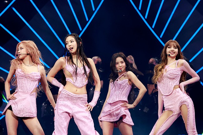 Para personel BLACKPINK memakai busana rancangan khusus dari Mugler di minggu kedua Coachella 2023. Jennie secara khusus menuai sorotan karena memakai corset dengan aksen cut-out yang mengekspos bagian payudaranya. Foto: Getty Images