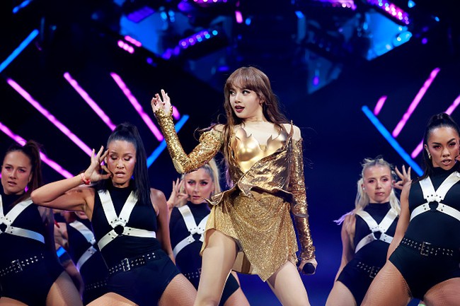 Lisa BLACKPINK tampil bak superhero dari film Marvel dalam balutan gaun mewah berwarna emas. Seperti yang terlihat dari unggahan Instagram stylist-nya @nanist, Lisa BLACKPINK memakai tambahan korset rancangan khusus. Foto: Getty Images